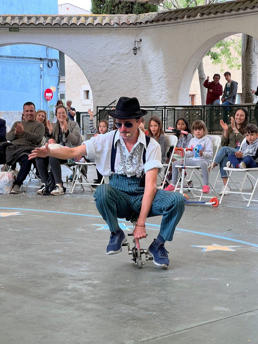 professorkaroli's tweet photo. Fotos   Karoli  al Multipolar, cicle d'hivern de circ de carrer  MAÇANET DE LA SELVA  🎉Amb l'espectacle Karoli, l'home roda! #tetredecarrer #humor #còmics #bicicletas #pedalades #monociclos #espectacles #espectaculos #teatre #teatro #teatrealcarrer #teatrodecalle https://t.co/oCrbvFPJNV