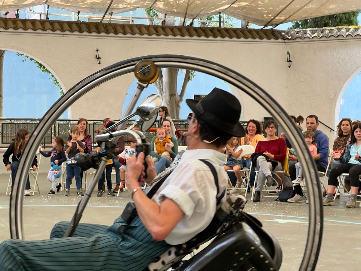 professorkaroli's tweet photo. Fotos   Karoli  al Multipolar, cicle d'hivern de circ de carrer  MAÇANET DE LA SELVA  🎉Amb l'espectacle Karoli, l'home roda! #tetredecarrer #humor #còmics #bicicletas #pedalades #monociclos #espectacles #espectaculos #teatre #teatro #teatrealcarrer #teatrodecalle https://t.co/oCrbvFPJNV
