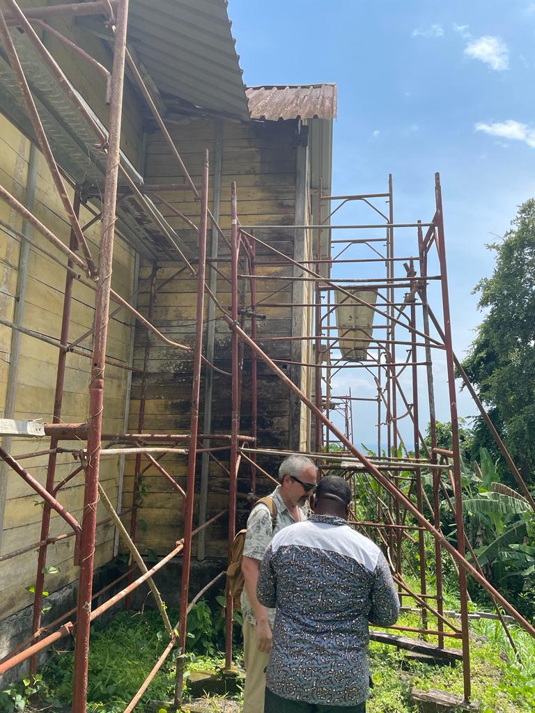ccemalabo's tweet photo. Visita del equipo del CCEM con Luis Perez Armiño, experto en Patrimonio Cultural del Ministerio de Cultura de España; Santiago Osá, técnico del Ministerio de Cultura de Guinea Ecuatorial y el Embajador de España a la iglesia de Batete y al colegio María Inmaculada. https://t.co/A5xtqsu8DE