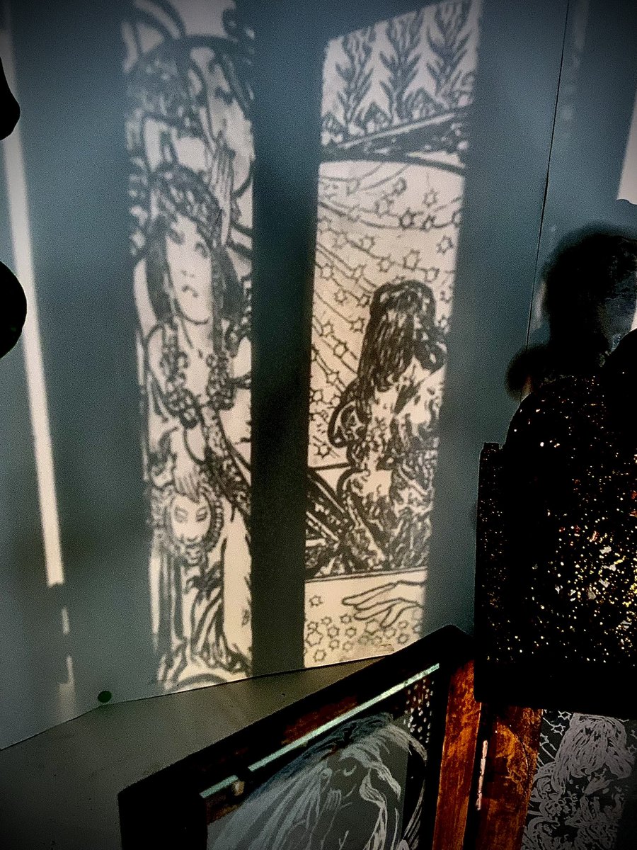 AgataChiusano's tweet photo. Ho terminato la lanterna dedicata a #alfonsmariamucha , alle sue #oracle #cards in stile #artnouveau. La lanterna è incisa a mano libera con punta di diamante,è un pezzo unico #myartwork #glassartist #glassartwork #vetroincisoamano #artetattile #engraveglass #verregravé #handmade https://t.co/UtWTCKRBI9