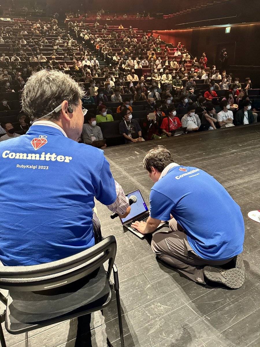 knu's tweet image. #RubyKaigi2023 屈指の名シーン、壇上で正座してサンプルコードをひっぱり出す😆
Matzがマイク持ってるの最高だ
#rubykaigi
