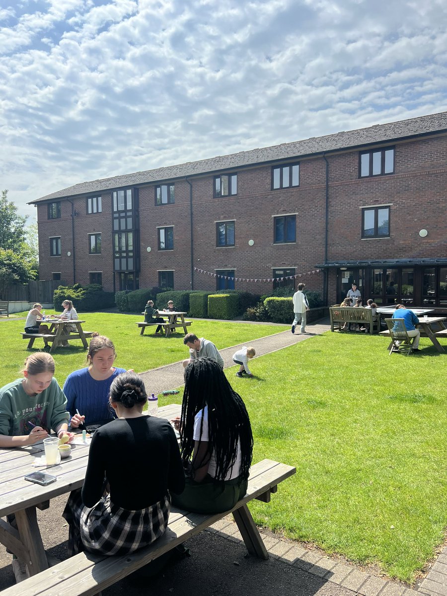 Loosley Halls tweet media