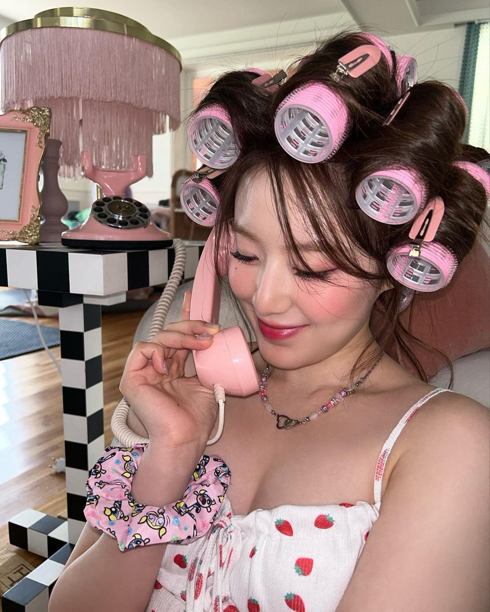 shubuah's tweet photo. 나 의 일상 🤎향슈 전화 파마 기타 머리끈 그리고 내 최애 샐러리씨 😘 https://t.co/wmQQtp2OfW