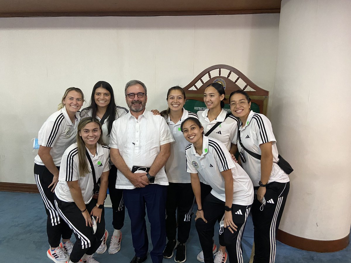 Salamat, Philippine Women’s National Football Team @PilipinasWNFT for the photo ⚽️ Excited to cheer you on at the World Cup in July!

#FilipinasTayo
#EUinthePhilippines 🇪🇺🤝🇵🇭