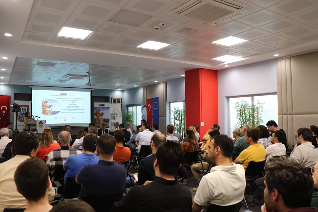 EGEİSFED Federasyon başkanımız Anıl Pehlivan'ın açılış konuşmaları ile başlayan “Madenlerde Olası İş Kazalarında İşverenin Sorumluluğu, İş Güvenliğinde Yasal Mevzuatlardaki Değişmeler ve İş Müfettişlerinin Dikkat Ettiği Hususları" Semineri Aydın'da gerçekleştirildi. <a href="/Anl0942/">Anıl</a>