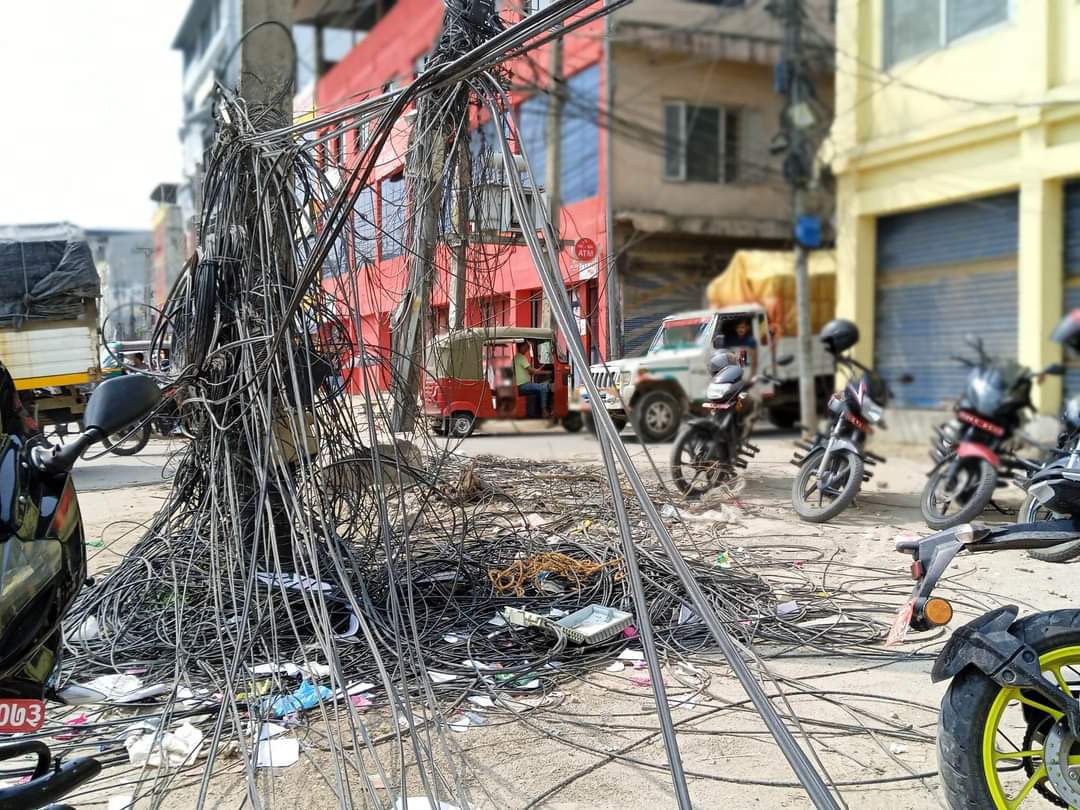 कसले हटाउने सडकका असरल्ल तार ?
चितवनको निर्माणाधिन पुल्चोक-गोन्द्राङ  छ लेन सडक अन्तर्गत नारायणगढ बजारमा असरल्ल छरिएका तारहरु । तारको व्यवस्थापन नगर्दा यात्रुले हैरानी खेप्नुपरेको छ भने दुर्घटनाको जोखिम बढेको छ । तस्बिरः नारायणी अनलाइन