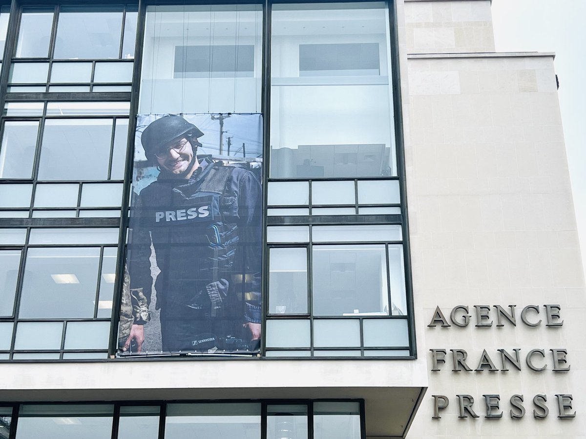 Siège de l’ #AFP à Paris. Photo en hommage à notre ami et collègue journaliste #Arman #Soldin mort en #Ukraine le 9 mai.