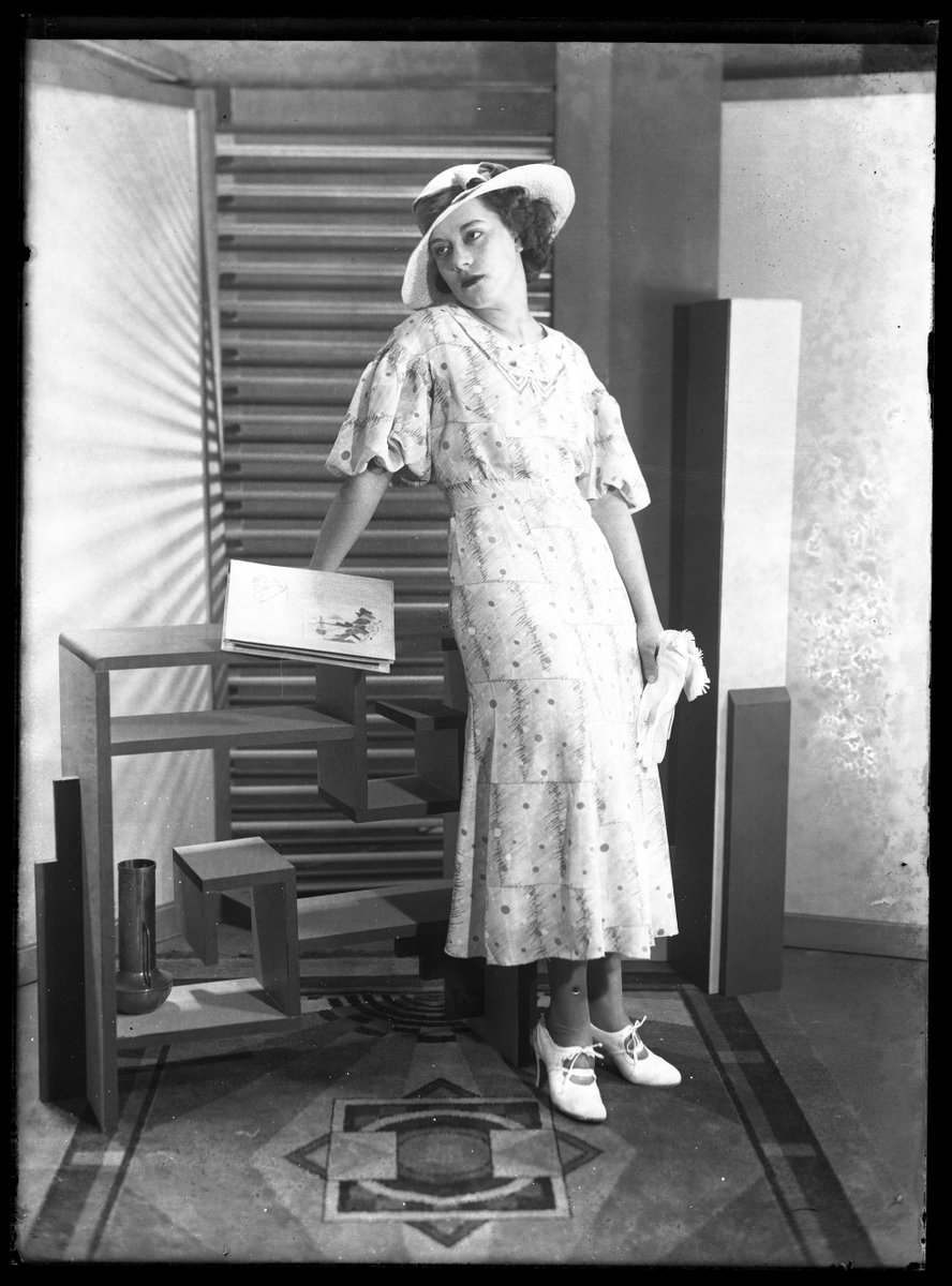 In honour of #AustralianFashionWeek, we have searched the archives to find these spectacular photos of a #fashion models from the 1930s. This photograph was digitised from original glass plate negatives from The Newcastle Sun archives: bit.ly/3oq6AEL