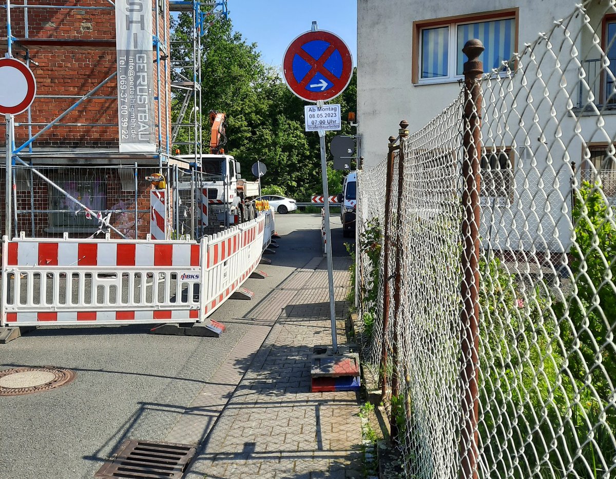 CTreulieb's tweet photo. @Stadt_FFM FußgängerInnen und STVO interessieren #Frankfurt nicht. So sieht es aktuell in #Harheim auf den Gehwegen aus. Schilder werden Monate und Jahre auf Gehwegen geparkt. Wie sieht das eigentlich versicherungsrechtlich aus @Stadt_FFM ? https://t.co/8zc9mAO83f