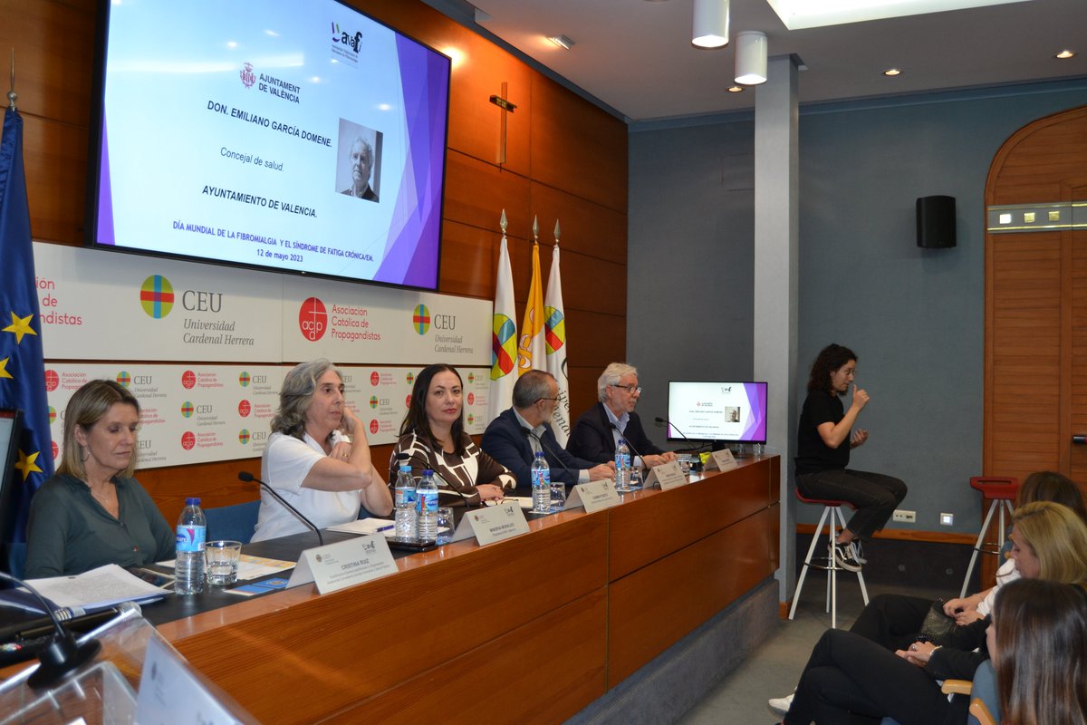 SalutVlc's tweet photo. 💜Con motivo del Día Mundial de la #Fibromialgia y el síndrome de #FatigaCrónica, @Avafi1 organizó el sábado una jornada en el 📍Palacio de Colomina
➡️El Dr. José Alegre realizó una ponencia y se entregaron los premios del XV concurso de relatos organizado por #AVAFI https://t.co/HHMze3HYn9