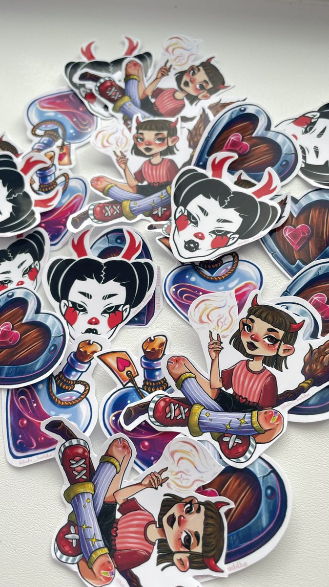 всем пивет, у меня открылась творческая чакра, дошли руки НАКОНЕЦ-то распечатать первую пробную партию своих собственных стикеров 💓
а на первой фотке я пьяненькая и довольная от того, что подарила нескольким девчонкам в баре свои стикеры 🥰