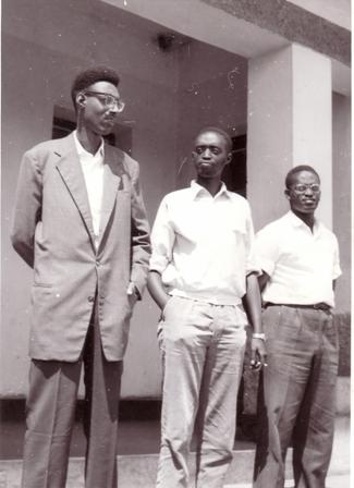 gateteviews's tweet photo. L'histoire veut que lors de l'enterrement du Roi Rudahigwa, éliminé par les belges, Rukeba, un vaillant monarchiste Rwandais donne le signal à des guerriers traditionnels Rwandais armé des flÚches, qui mettent en joue l'escadron des congolais gardes des colons qui assistaient aux obsÚques:
"Si je donne le signal, mes guerriers vont decimé vos congolais un une seconde. Nous n'allons pas inhumer notre Roi avant de lui avoir nommé un successeur!"
Les belges qui avaient fait en sorte que la monarchie s'éteigne avec l'assassinat de Rudahigwa, sont obligé d'accepter.
Et Rukeba de s'écrier: "Kayumba (interpellant le "Umwiru" Supreme), fait ton boulot, proclame nous le nouveau roi: Ndahindurwa est nomé!"
(Sur la photo: le nouveau roi Ndahindurwa et son conseiller Rukeba)