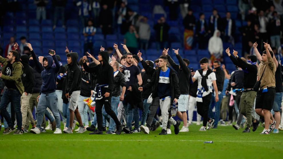 Invasión de campo Marruecos  vs Chile: 🤬🤬😡😡😡🤬😰😰🔪🔪

Invasión de campo Espanyol vs Barcelona: 😍😍🤗🤗❤️❤️🥰🥰

Lógica fascista