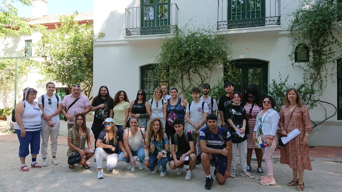 #ipepgranada <a href="/edpermanente/">Educación Permanente Personas Adultas Andalucía</a> <a href="/fadultos/">Educación de Personas Adultas</a> <a href="/EducaAnd/">Consejería Desarrollo Educativo y FP</a> El viernes 12 de mayo el alumnado de ESPA acompañado por las profesoras Inés Galera y Marga Blanco visitó la Huerta de San Vicente, el Centro José Guerrero y la Catedral de Granada.