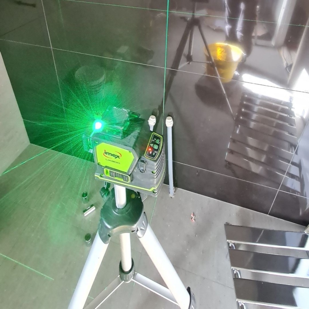 Great shot of the LX3DG getting this tiling job spot on!  📸<a href="/mbplumbing/">MB Plumbing+Maintain</a>

#imex #imexlasers #imexlasersuk #laserlevel #laserlevels #greenlaser #linelaser #interiordesign #tilersofinstagram