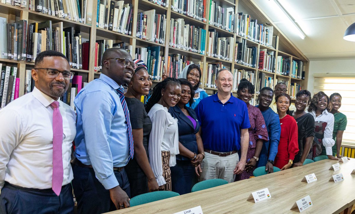 In March, 10 #MandelaFellows and @YALIRLCWA Alumni met @SecondGentleman during his trip to #Ghana. Learn more and check out photos from the event: mwfellows.info/41osdTR @ECAatState @exchangealumni @USEmbassyGhana @YALINetwork