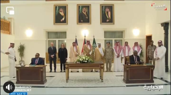 أكيد ما بهمه الدمار البعمله دا  قدر ما بهمه ما يحدثه من خسائر في صفوف العدو!
حالهم كحال التي افرحها إحتراق كوخها، فصاحت بنشوة جزلة: (عجبني للمرقوت*).. شافت خسارة المرقوت ولم ترى خسارتها الفادحة.. ولا السبل البديلة للتخلص منه الكانت متوفرة، باقل الخسائر بدون ما تهد المعبد!

لسة