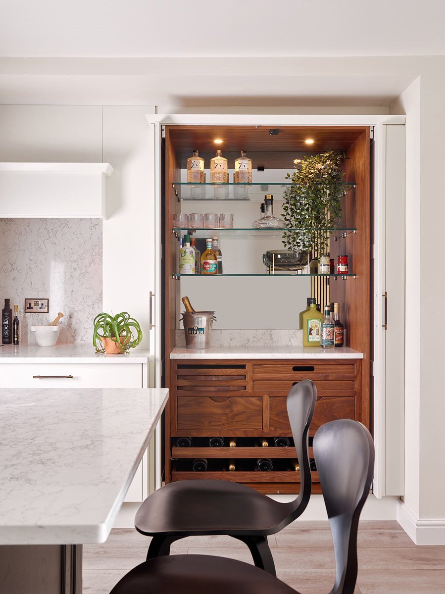 stonehamkitchen's tweet photo. We work with talented retailers including @SapphireSpaces in #Exeter. The team refurbished their showroom with our furniture including the latest #kitchen features, such as this stunning #pantrybar.
Find out more here - https://t.co/1sNSYqiANw

#kitchentrends #kitchenbar https://t.co/4rHVWeq0Fv