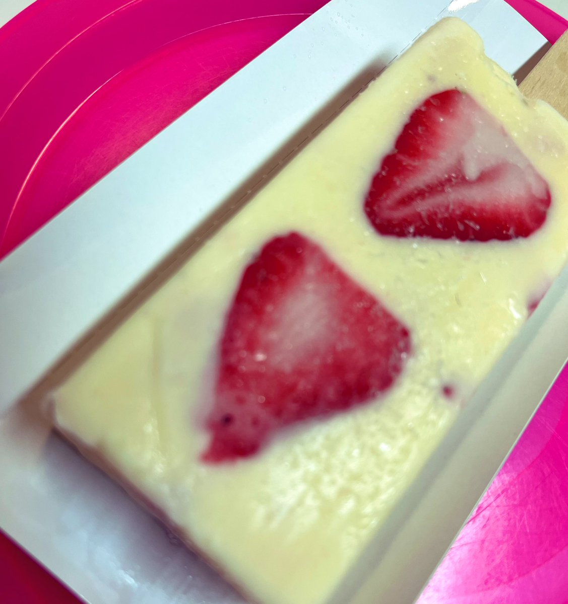 おやつ🤣お初🍨旨旨🤤🤤ミルクがつかない様⁈台紙付きの心遣い💐ミルクアイスの中に小さく🍓がたくさん入ってるし、とにかく美味しい〜😋😋😋#ストロベリーミルク　#林一二  #ベリジュ  #ゼンダン