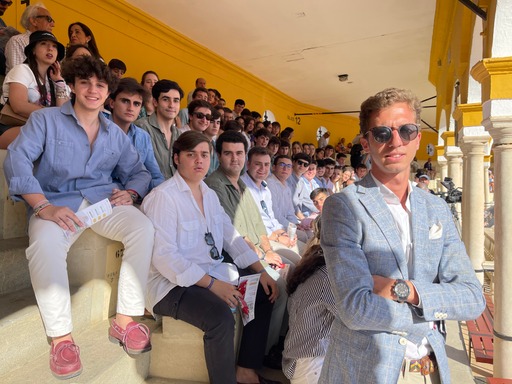 Calerito, anfitrión de los más de 200 estudiantes invitados por la empresa Pagés a la novillada de ayer en Sevilla
infotauro.com/calerito-anfit…