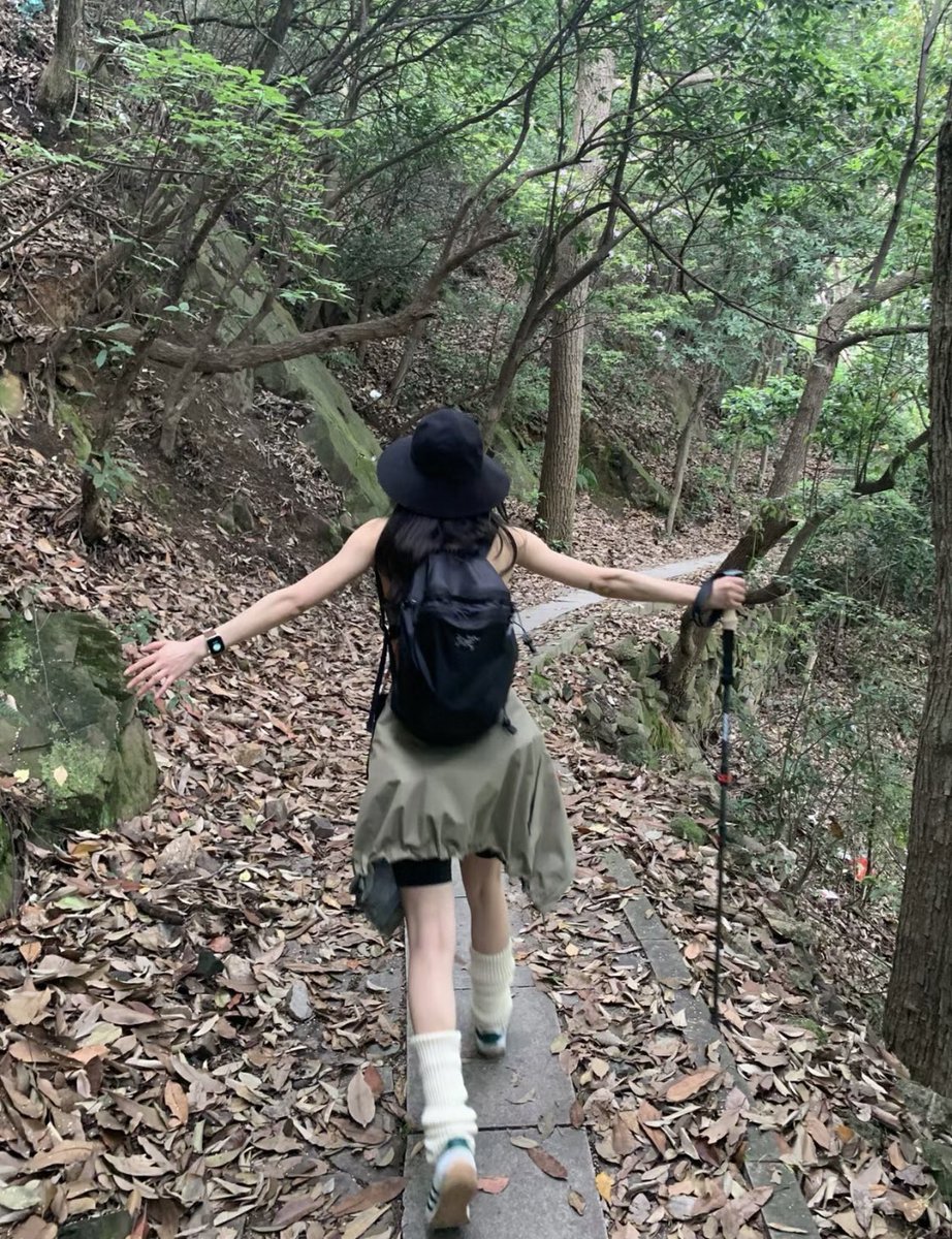 leMr896's tweet photo. 去徒步吧⛰️回到大自然里拥抱自己 

#徒步 #户外穿搭 #爬山 #户外 #湖州 #杭州 #浙江 #浙江交友 https://t.co/MiLcJwsgEn
