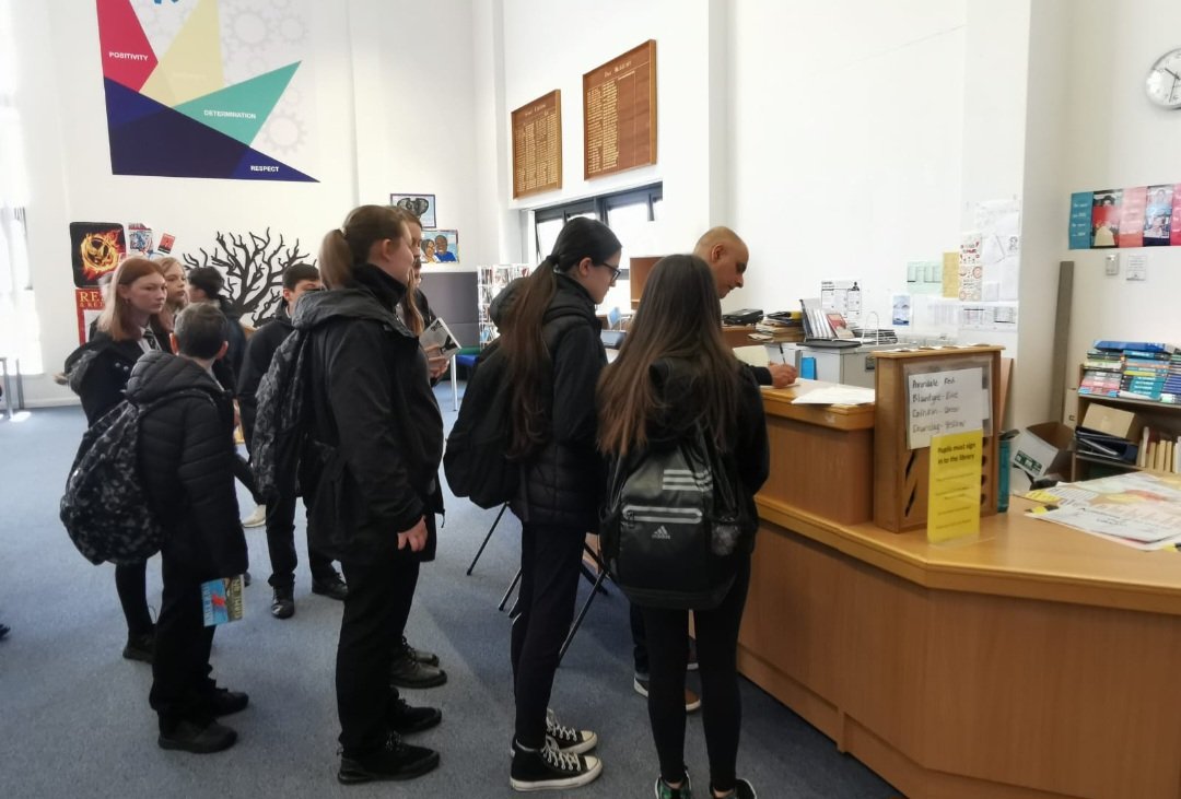 Duncanrig_Eng's tweet photo. Our first session with visiting author Bali Rai was fantastic! Our pupils were so excited to get their books signed! The also enjoyed discussing together the difference that reading can make. 😊📚 @balirai https://t.co/pJH96UeXUF