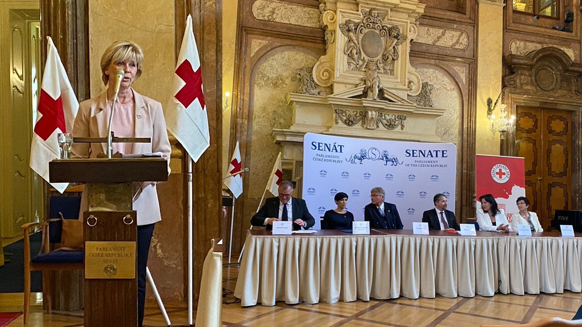 CAK_cz's tweet photo. V @SenatCZ právě @CCK_Tweetuje při příležitosti Světového dne Červeného kříže děkuje těm, kteří pomáhají. A jelikož advokáti prostřednictvím #HELP_UKRAINE @CAK_cz pomohli částkou 1 milion korun, jsou mezi pozvanými také. Reprezentuje je předseda Komory @rnemec72: "Je nám ctí. Už jsem to říkal mnohokrát, a znovu to zopakuji: Jsem na advokáty za jejich pomoc Ukrajině pyšný!".
Pomáhajícím poděkovala i manželka @prezidentpavel Eva Pavlová: "Přeji, aby všichni v Červeném kříži měli co nejméně práce."