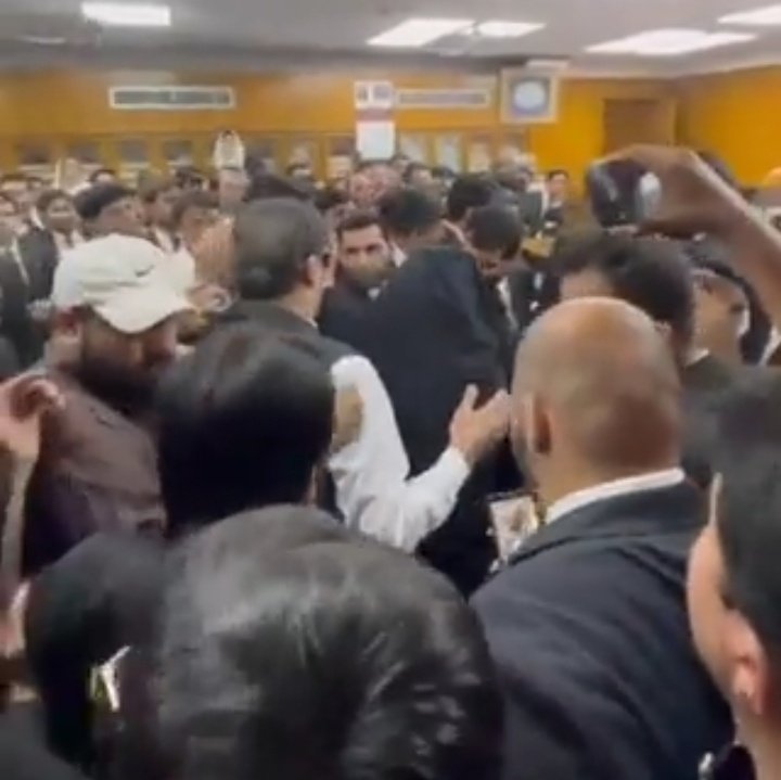 پورا پاکستان عمران خان کی حفاظت کیلئے نکلتا ہے اور عمران خان اپنی مرشد بشری بی بی کی حفاظت کر رہا ہے 🔥♥️