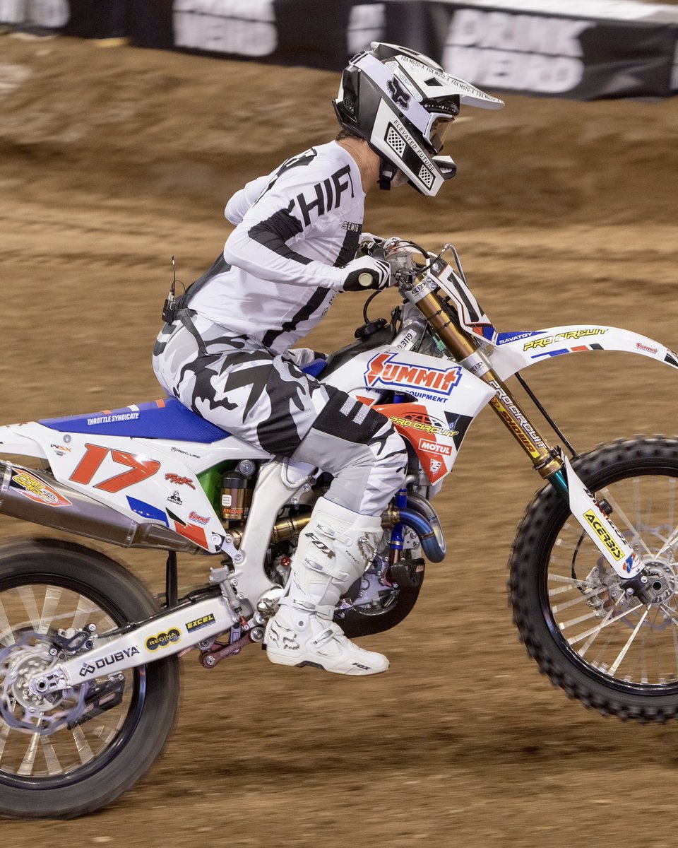 FIMWSX's tweet photo. Advantages of having a supercross legend as the broadcast commentator.
@emig47 jumps on @versacesavatgyβs bike to give us a rundown on the perfect race start. π¬π§
#WSX #Supercross #JeffEmig @RickWareRacing https://t.co/BfpvyrEixZ