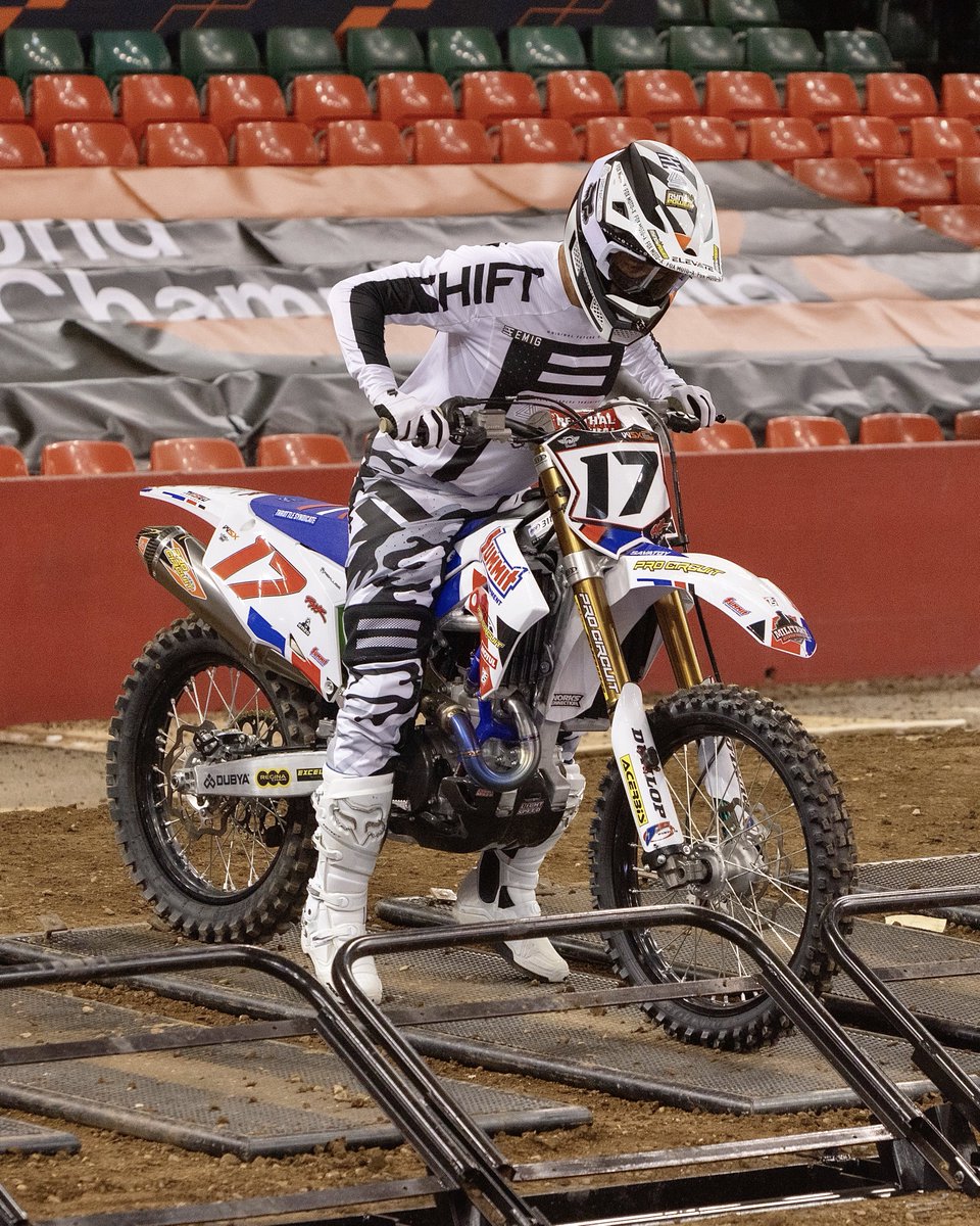FIMWSX's tweet photo. Advantages of having a supercross legend as the broadcast commentator.
@emig47 jumps on @versacesavatgyβs bike to give us a rundown on the perfect race start. π¬π§
#WSX #Supercross #JeffEmig @RickWareRacing https://t.co/BfpvyrEixZ