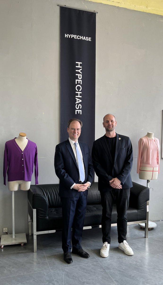 JanHoogmartens's tweet photo. Very pleased to meet Adrien de Ville @hypechase_ young 🇧🇪 startup in 🇲🇳
https://t.co/h9kMtbDJxx https://t.co/eR1MkNw9Xq