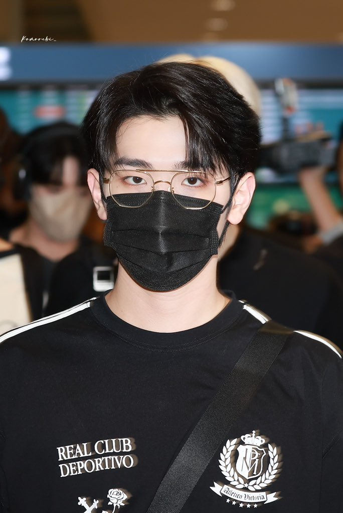 ktaeraehour's tweet photo. his resting face is lowkey intimidating https://t.co/sHd2adpzEY