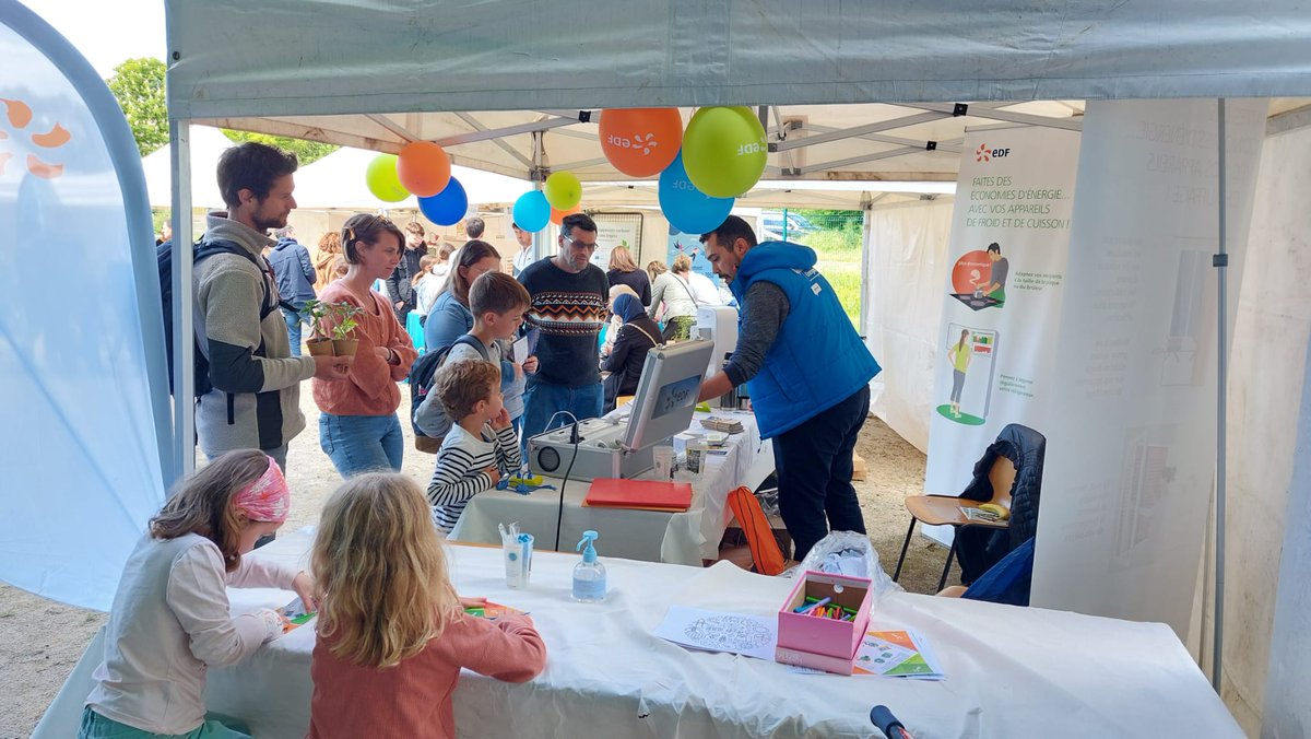 NabilMaach's tweet photo. Très heureux d'avoir participé au festival du climat  qui se tenait les 12 et 13 Mai dans la commune de Pirey dans le Doubs. Une occasion d'être au plus proche des habitants et parler environnement et écogestes. Merci @AyachePatrick pour votre engagement. 
@EDF_BFC  @W_Lombardet https://t.co/QW6uZZailp