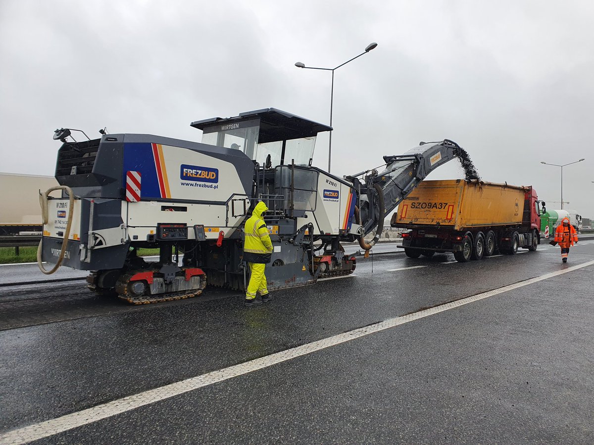GDDKiA_Katowice's tweet photo. 🌧️ Deszcz nie nam nie straszny. Frezujemy nawierzchnię 🛣️ #A4 na remontowanym odcinku w rejonie węzła #Gliwice #Ostropa. Wykonywane prace nie powodują zatorów ani większych opóźnień w przejeździe. Bądźcie uważni, stosujcie się do nowej organizacji ruchu! https://t.co/y5jB5mOk6J