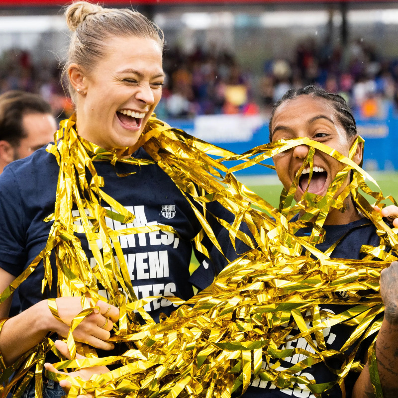 FCBarcelona_cat's tweet photo. 🙌🏆 Per tercera vegada en la història del Barça, les dues Lligues, masculina i femenina, són blaugrana!