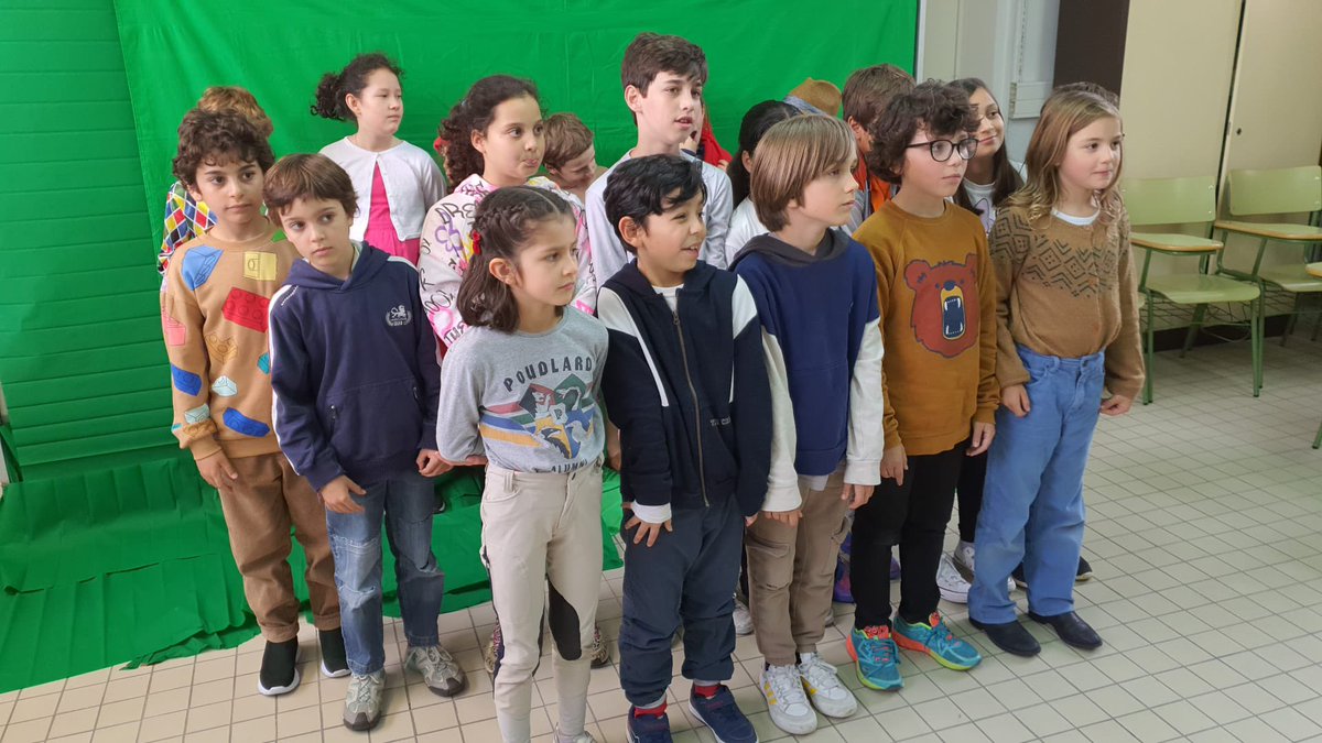 EducationESP's tweet photo. @fgl_paris @AccEducativaExt Dentro de la semana de Jornadas Culturales del CEFGL, se está  filmando una actividad de cuadros 🖼 👩‍🎨🎨 vivos que forma parte de las celebraciones del Año Picasso @fgl_paris https://t.co/jbiOYXQ6Kd