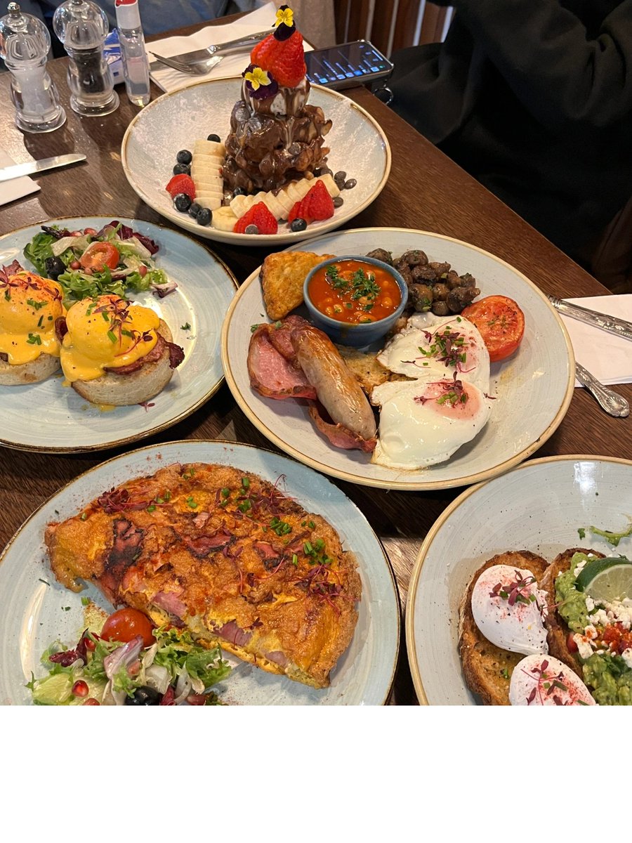 #brunch✨
The toasted waffles are really good! Topped with an ice cream ball to neutralize the sweetness of the waffle and drizzled with peanut butter and served with berries and bananas on the side 🔖 for dessert❤️