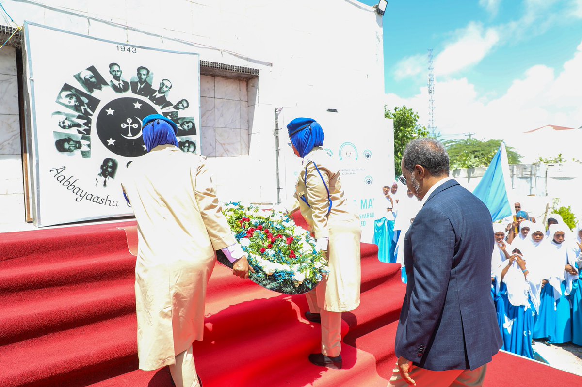 TheVillaSomalia's tweet photo. Madaxweynaha Jamhuuriyadda Federaalka Soomaaliya Mudane Xasan Sheekh Maxamuud ayaa Munaasabadda Xuska  aas-aaskii Dalladda Dhallinyarada Soomaaliyeed awgeed waxa uu ubax-dhigay tallada Halgameyaashii SYL oo 80-sano ay ka soo wareegtay markii ay aas-aaseen dalladan xornimada u horseedday dadka Soomaaliyeed.

Madaxweynaha ayaa tilmaamay in dalkeenna maanta ay haysato caqabad la mid ah tan ay ka xoreeyeen halgameyaashii SYL, taas oo ah argagixisada kusoo duushay nolasha iyo dowladnimada dadka Soomaaliyeed, waxa uuna Madaxweynuhu bogaadiyey dhallinyarada ku biiray Ciidamada Qalabka Sida ee Soomaaliyeed si ay dalka uga dulqaadaan khawaarijta.