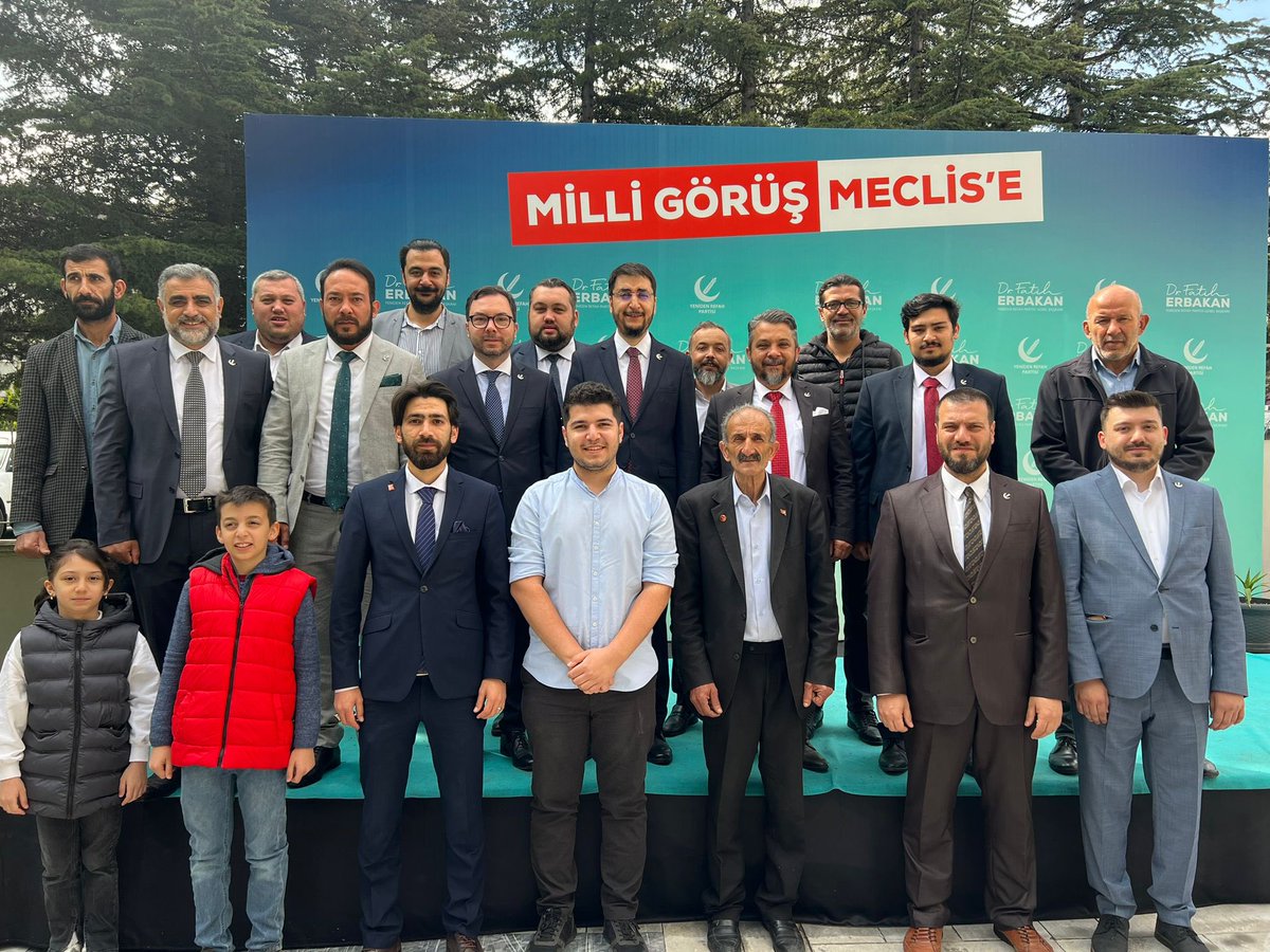 Saha ekibimiz. Bu fotoğraftaki çalışma arkadaşlarıma özverileri, fedakarlıkları için teşekkür ederim. 5 hafta gece gündüz demeden canla başla çalışan ekip arkadaşlarım iyi ki varsınız.
Bu yolda bizi yalnız bırakmayan tüm destekçilerimizden Allah razı olsun. 
#YenidenRefahPartisi