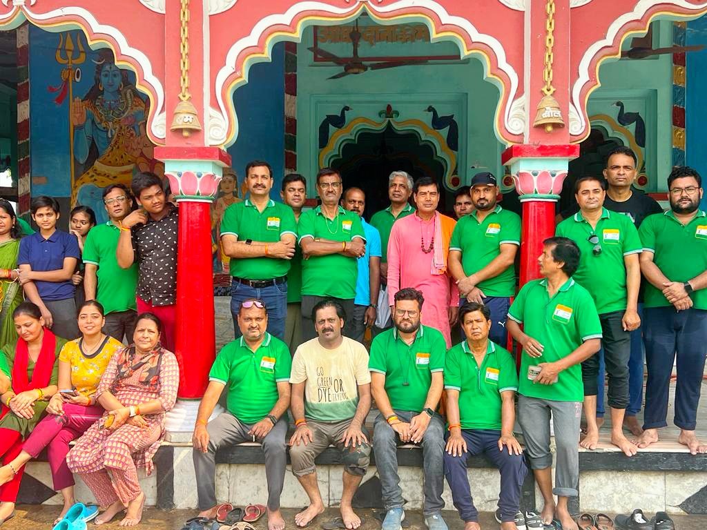 GreenPurnea's tweet photo. ग्रीन पूर्णिया टीम के द्वारा पूर्णिया ज़िला की शान #पंचमुखी_मंदिर मे साफ-सफाई का आयोजन किया गया।टीम के जर्बदस्त उत्साह और मेहनत से हमलोगों ने मंदिर का कोना-कोना साफ किया वही ऊपर के बने गुम्बदो को जेट हाई प्रेशर वॉशर से एक एक कर साफ किया। सभी का धन्यवाद।
@DrAnilKrG16 @narendramodi https://t.co/WSSM4aGWQm