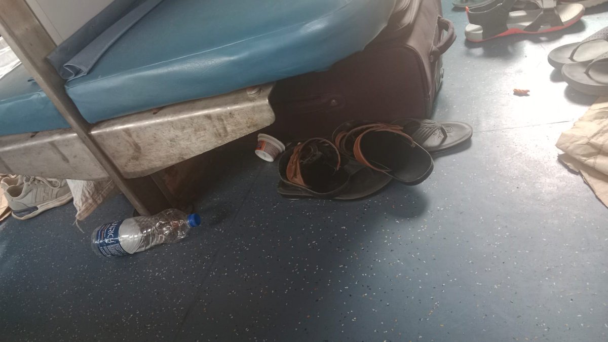 Raginnee_Arrora's tweet photo. Today My Daughter &amp; I Am Traveling From Train No 20915 Surat To Ujjain. No cleanness in 3AC Coach. There is no new badroll Or Pillow in our seat.After asking for new badroll &amp; pillow attendance says go ahead &amp; tweet to railways. Is it indin railways? 
@RailwaySeva @RailMinIndia https://t.co/B1hN82s2uL