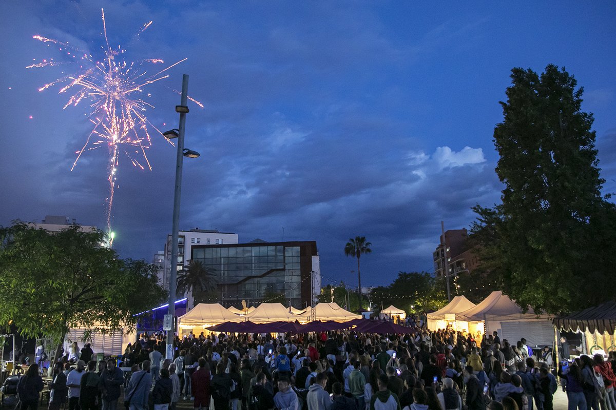 ajsantfeliu's tweet photo. 🎆 L'espai Moments, que durant aquests dies ha estat el punt gastronòmic de #LaFira, va ser també l'espai des d'on vam gaudir del Fi de festes amb els castells de focs.

💭 Ho recordem amb aquests retrats de @clemente_raul https://t.co/KRPX9cX7f4

#ViuLaFira https://t.co/2bRqv98KVk