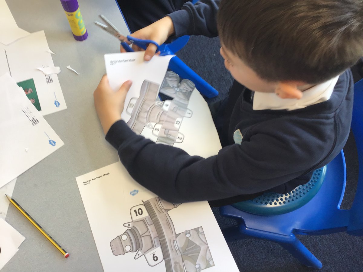 therookeries's tweet image. Class 4 are diligently following instructions to make their own Iron Man before beginning their writing learning journey of writing their own instructions of ‘How to capture Iron Man’ #rok #learningthroughdoing