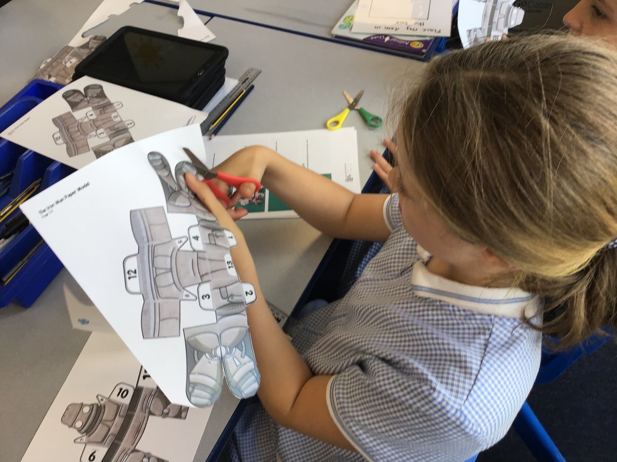 therookeries's tweet image. Class 4 are diligently following instructions to make their own Iron Man before beginning their writing learning journey of writing their own instructions of ‘How to capture Iron Man’ #rok #learningthroughdoing