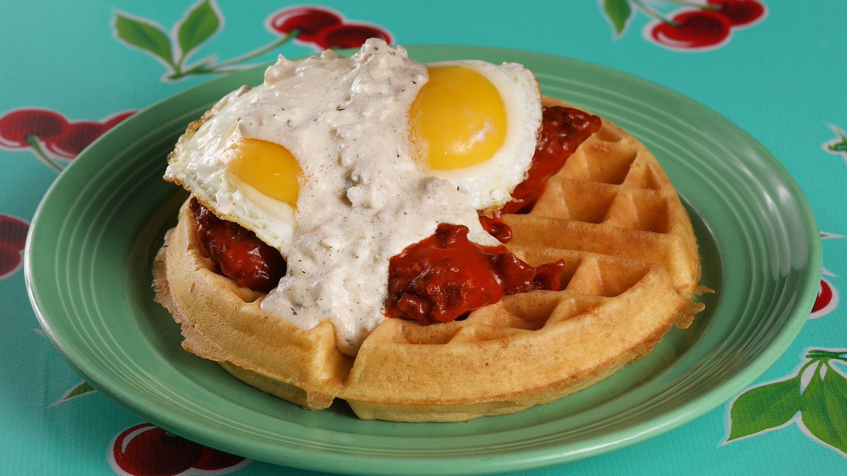 Get a HOT start to your week with our HOT Dirty Bird Chicken & Waffle! 🔥🐓
Our house-made waffle topped with HOT chicken tenders, two over medium eggs and chicken sausage gravy 🤤 

#chickenandwaffles #flyingbiscuit #flyingbiscuitcafe #hotchicken