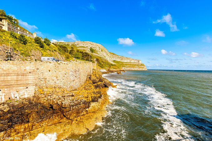 Today's view of Llandudno North Shore's Great Orme profile and Happy Valley, from the Victorian Pier #welshpassion courtesy @BJRoberts #peoplewithpassion