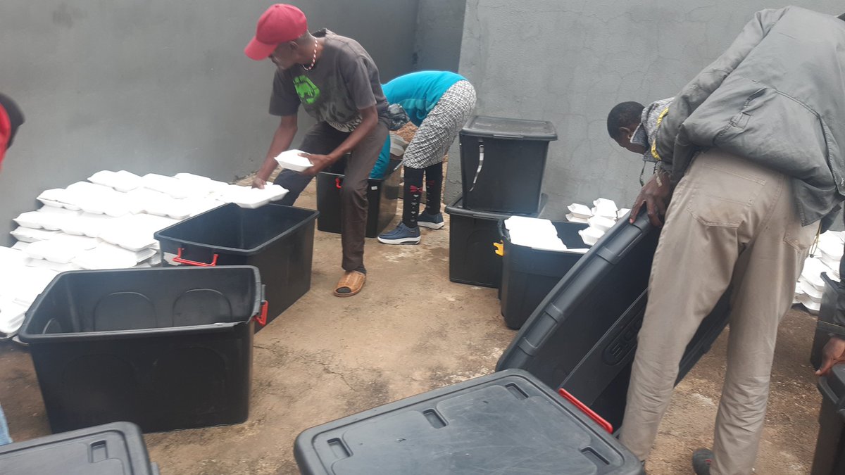 SoulbentProject's tweet photo. We manage to give 1000 families food hampers today in saulsville Pretoria #soulbentproject 
@millicentmakhad https://t.co/Uqq4ezzg0y