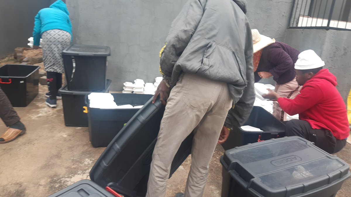 SoulbentProject's tweet photo. We manage to give 1000 families food hampers today in saulsville Pretoria #soulbentproject 
@millicentmakhad https://t.co/Uqq4ezzg0y