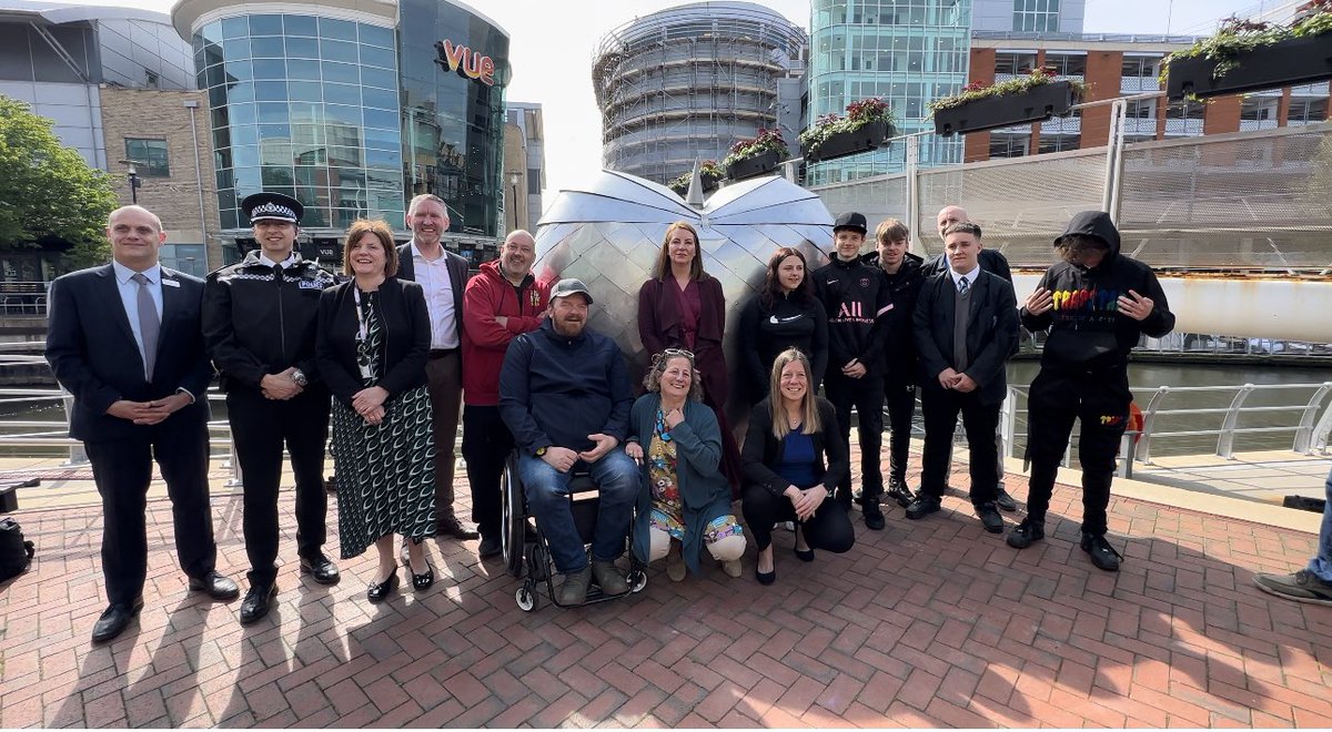 GHRBerksHants's tweet photo. An armoured heart sculpture has been unveiled in Reading town centre to highlight the damage knife crime can cause. The sculpture uses knives taken off the streets as part of a knife amnesty. #KnifeCrimeAwarenessWeek https://t.co/yhHSnt2X7x