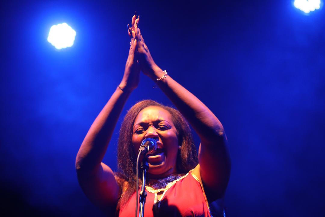 Reporter4Music's tweet photo. 🇨🇲 Le groupe mythique #MACASE a réalisé un carton plein Samedi 13 Mai 2023 à l'@IFCameroun Yaoundé avec en première partie @BezaDiane. Le prochain #Concert du groupe sera le 27 Mai 2023 au Laboratoire Musical de #Bastos. #MacaseLeRetour 
#ConcertLive https://t.co/bcko7stQMf